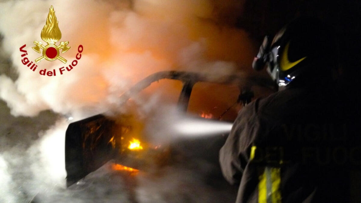 In fiamme due auto della stessa famiglia: incubo raid - 