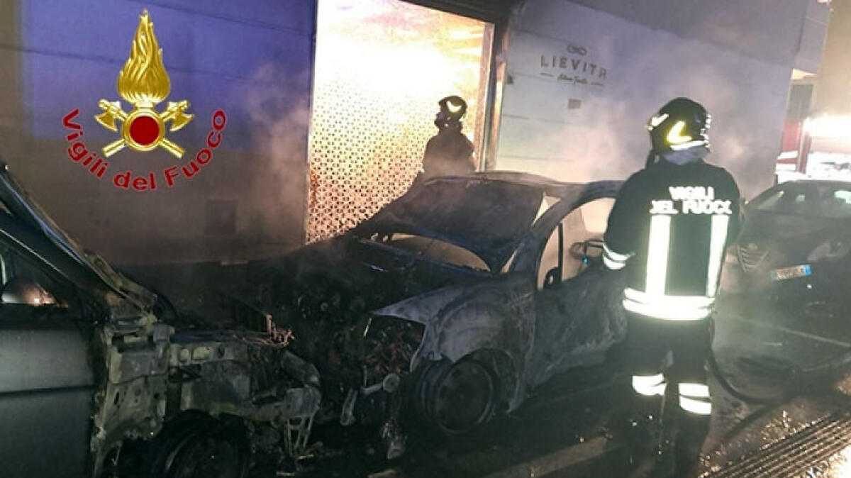Tre auto incendiate nel cuore della notte - 