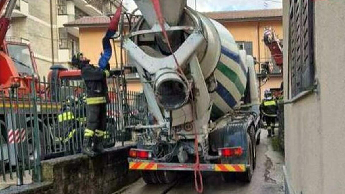 Cede la strada, betoniera inghiottita dalla voragine - 