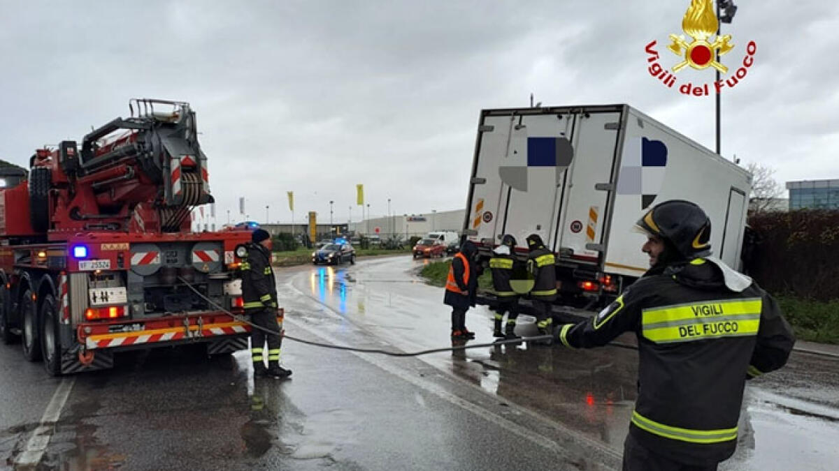 Tir finisce fuori strada sulla Statale - 