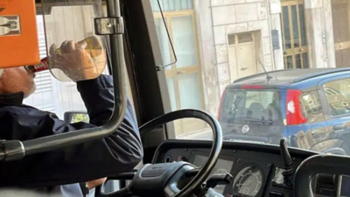 Beve una birra mentre guida il bus e viene fermato - 