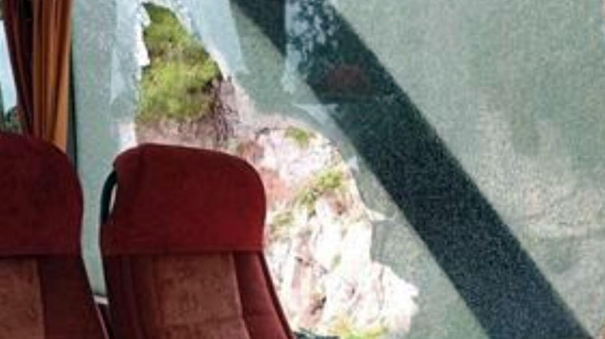 Si stacca masso in Costiera e colpisce un bus turistico - 