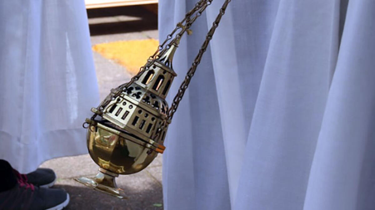 Paura a messa, resta colpito e ferito dall'incensiere da 70 chili - 