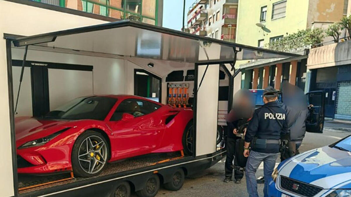 Clonano una Ferrari, bloccati prima di portarla all'estero - 