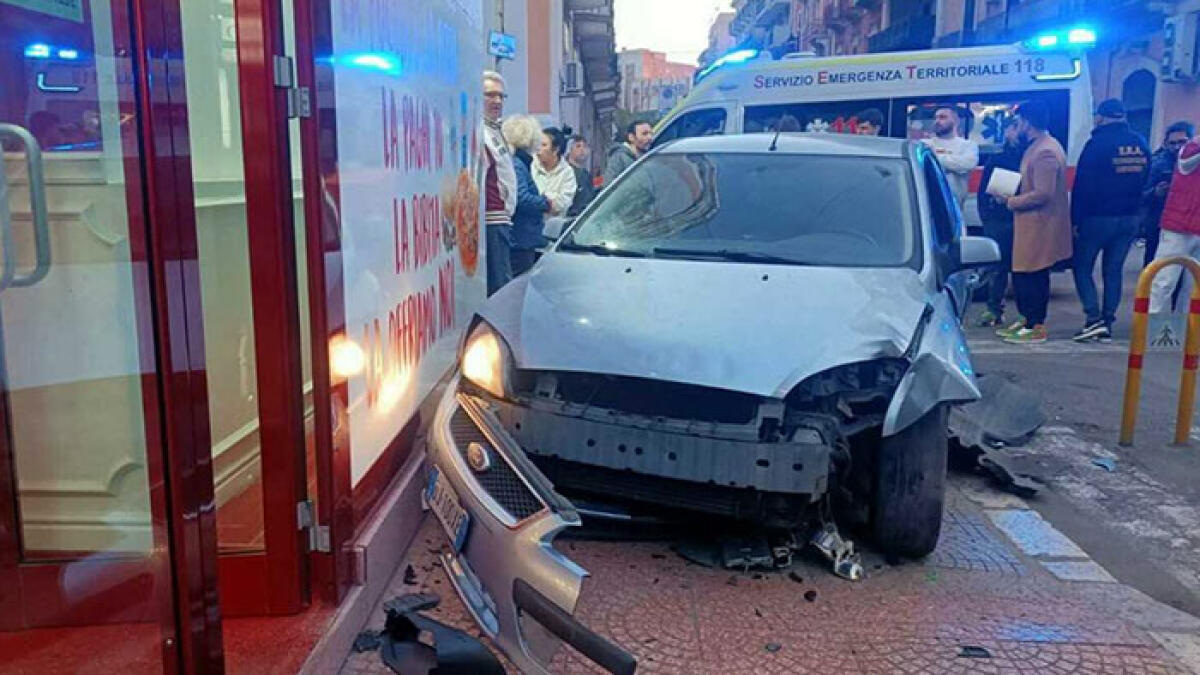 Donna investe l'ex in strada e poi scappa con il figlio di 7 anni - 