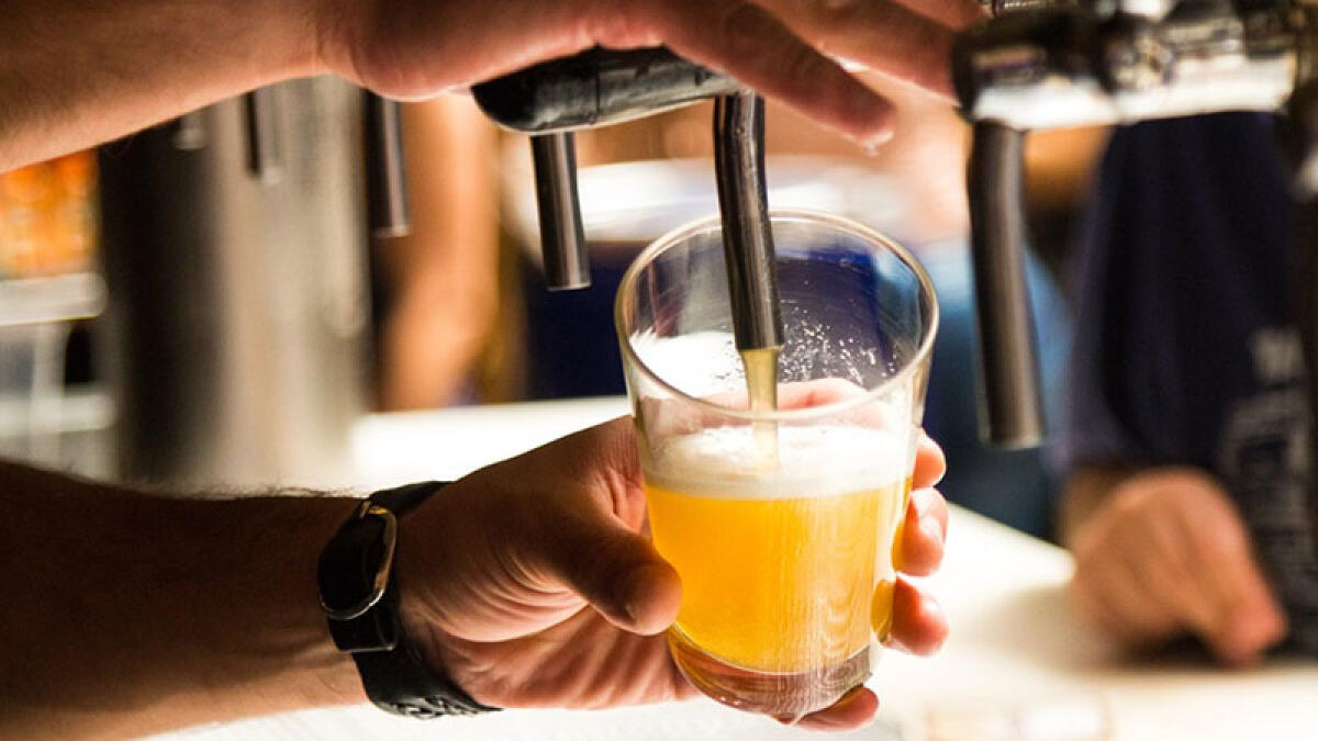 Tira fuori la pistola contro il barista per non pagare una semplice birra - 