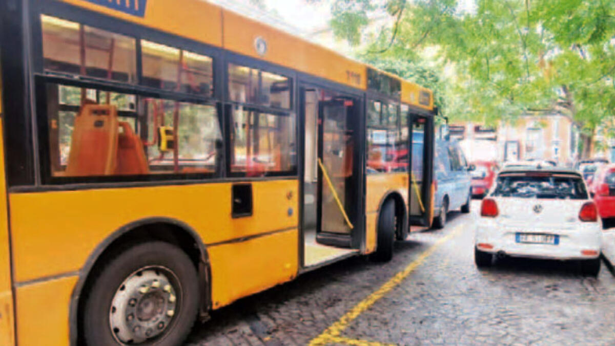 Sputi ed insulti all'autista del bus - 