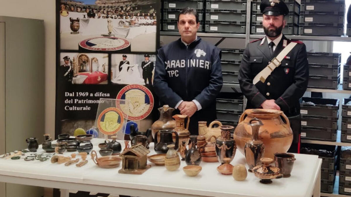 Blitz ad Angri, scoperti 125 reperti storici in un appartamento - 