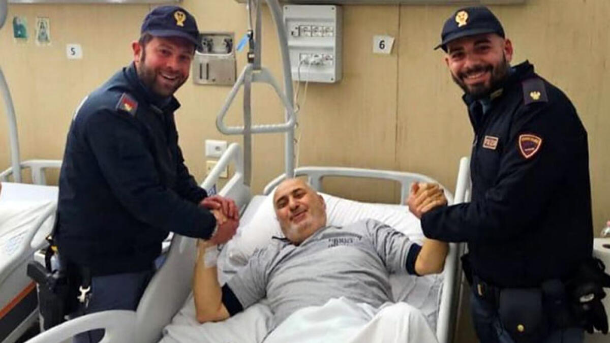 Sul Vesuvio alla ricerca di asparagi, cade da 4 metri e si rompe le gambe - 