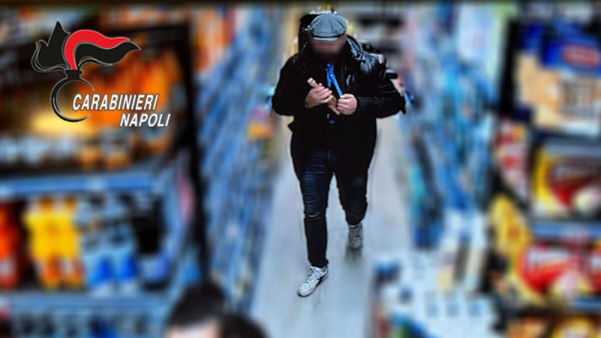 Ruba mille euro di liquori con una camicia a doppio fondo - 