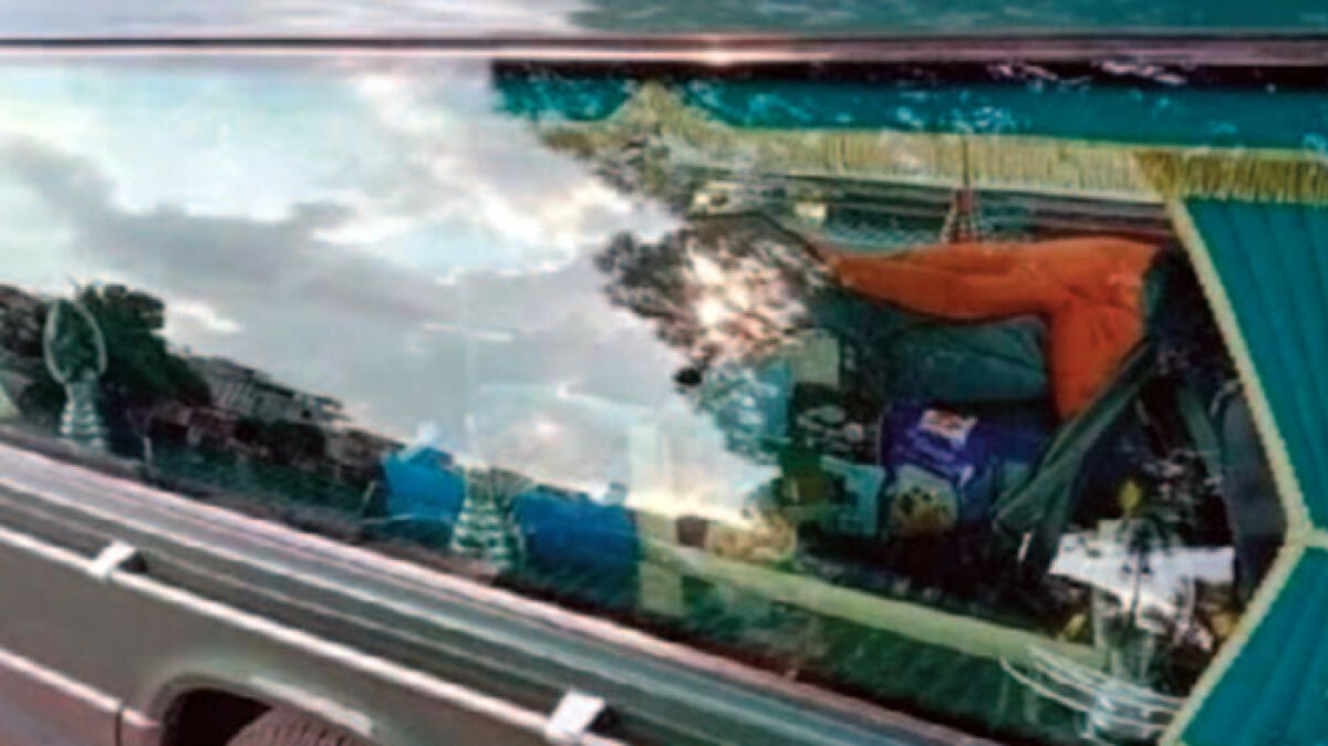 Turista utilizza un carro funebre per andare in vacanza - 