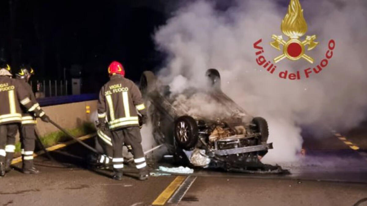 Auto si ribalta sul Raccordo dell'A30 e prende fuoco, giovane donna intrappolata tra le lamiere - 