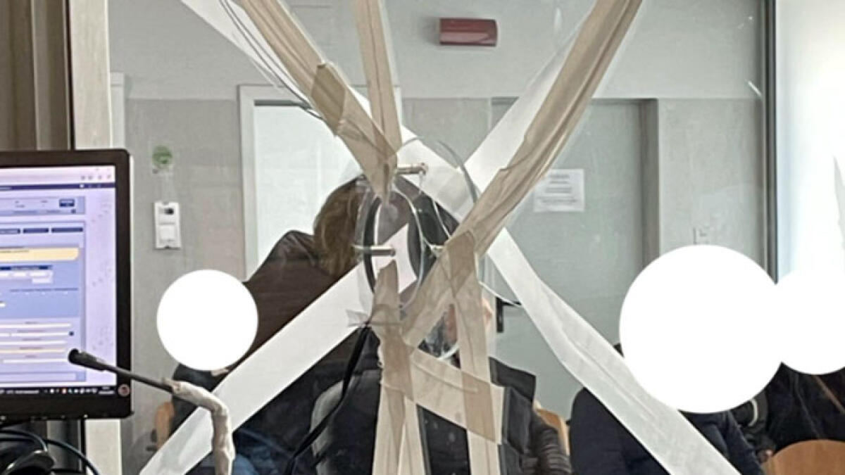 Assalto al pronto soccorso, sfondato il vetro del triage - 