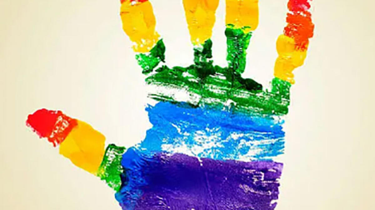 Insulti, botte e sputi contro Simone "colpevole" solo di essere gay - 