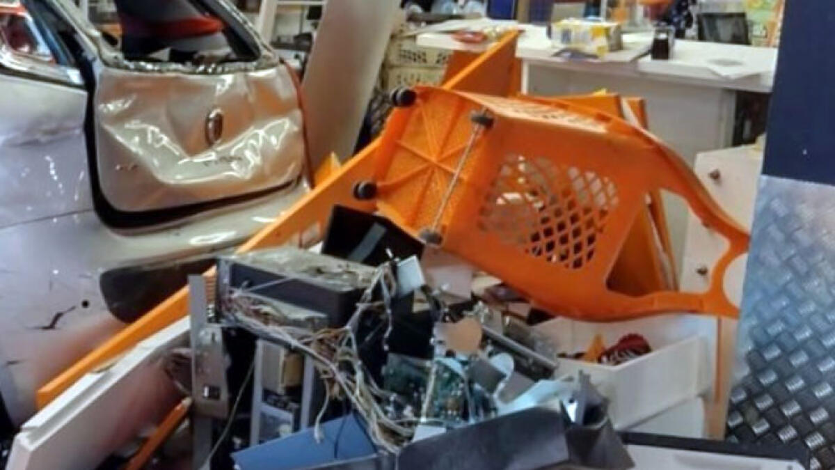 Auto come ariete per svaligiare supermercato nell'Agro Nocerino - 