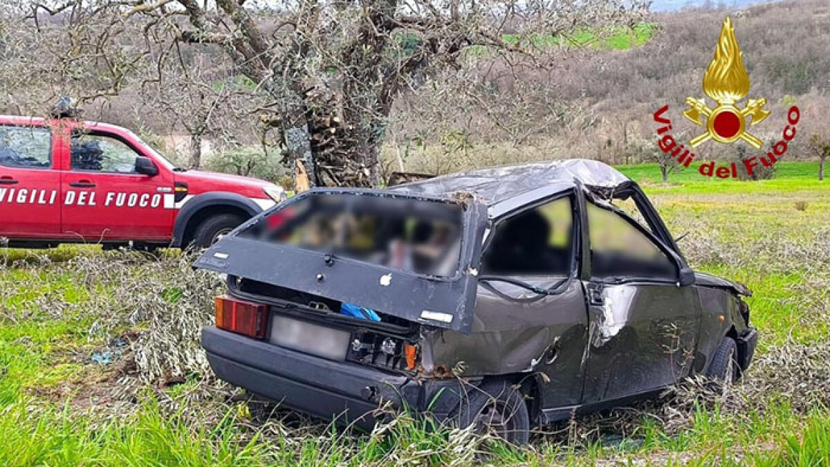 L'auto vola fuori strada: madre, figlio e cagnolino intrappolati e feriti - 