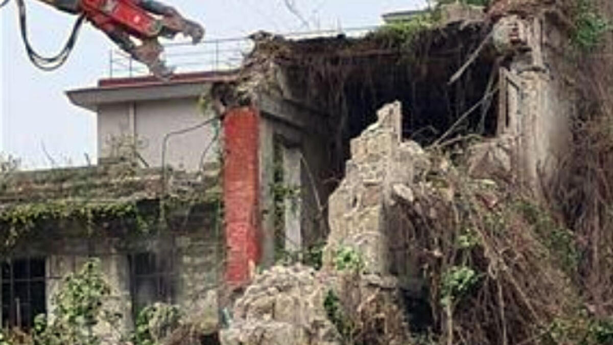 Fabbricato crolla sui binari, linea interrotta - 