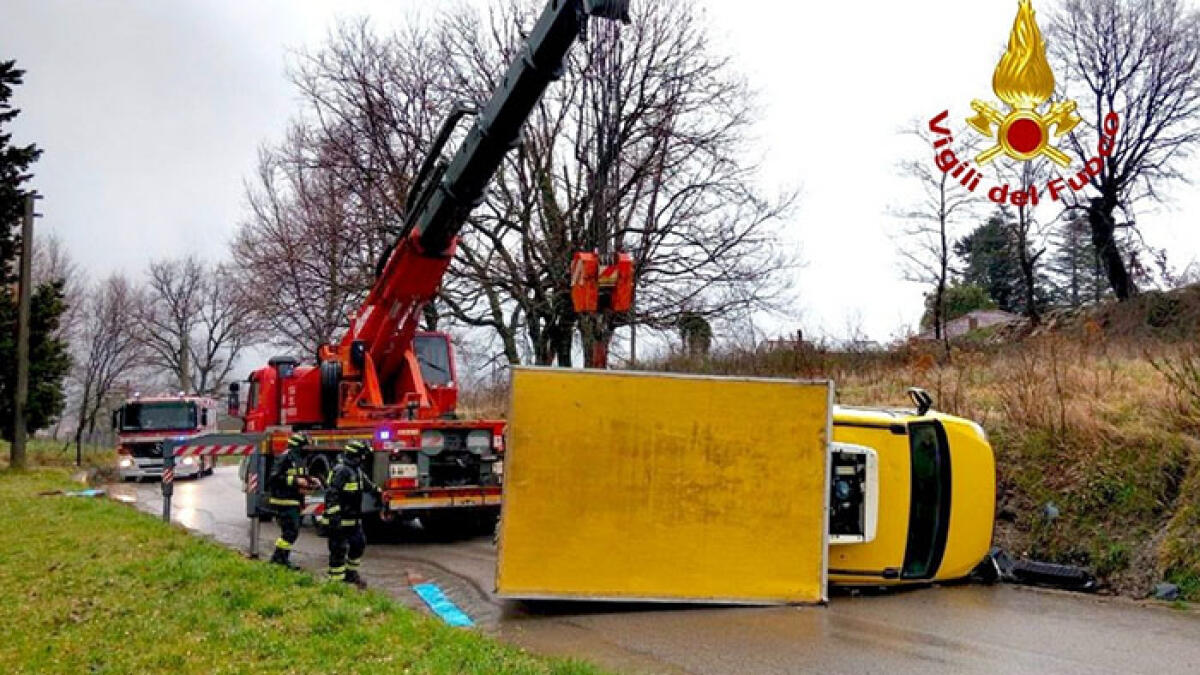 Si ribalta camion frigo degli alimenti - 