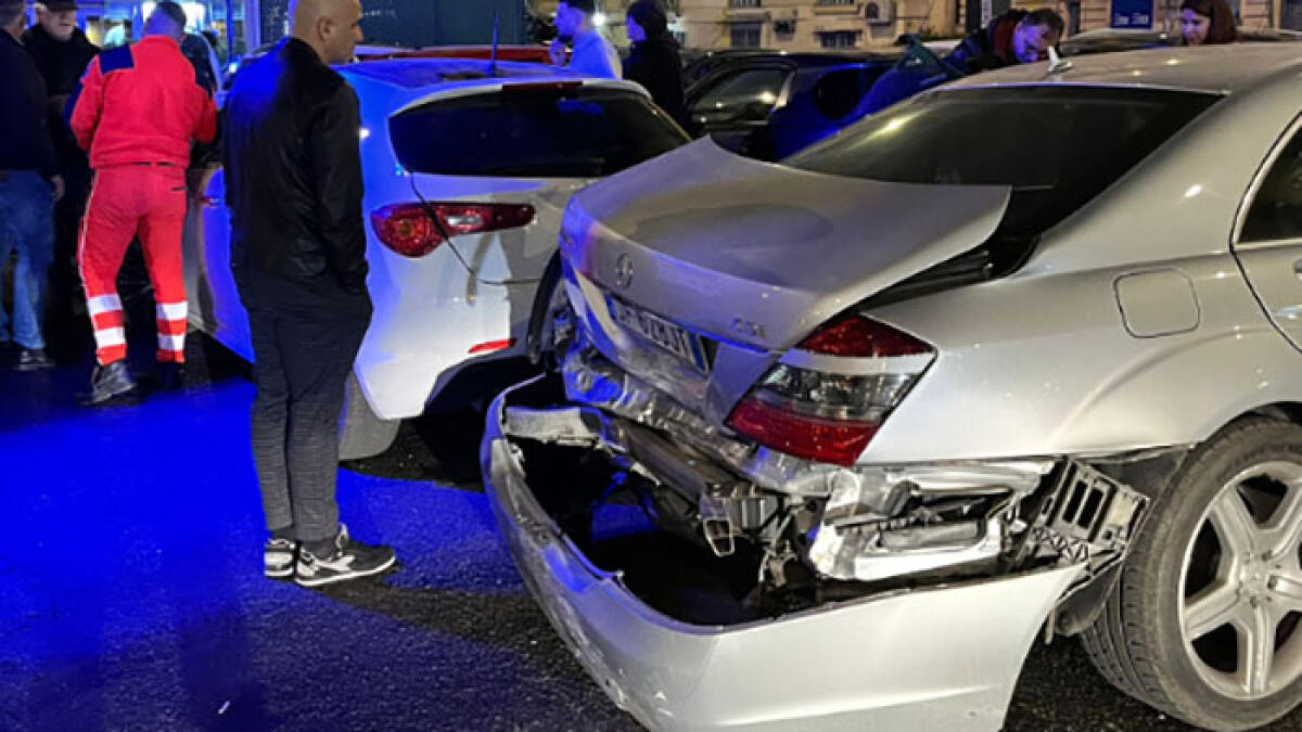 Travolge due auto, ferisce i conducenti e scappa - 
