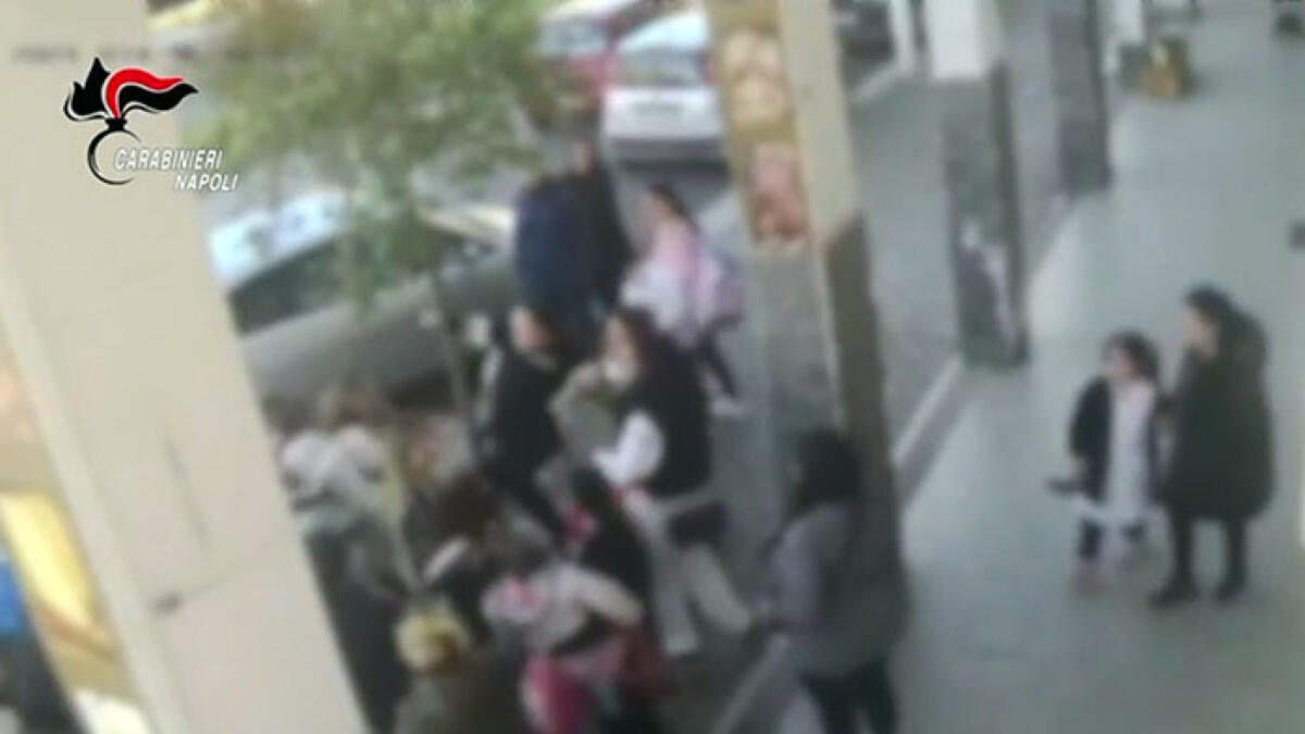 Rissa tra mamme dopo la lite sul gruppo WhatsApp: spunta il video GUARDA QUI - 