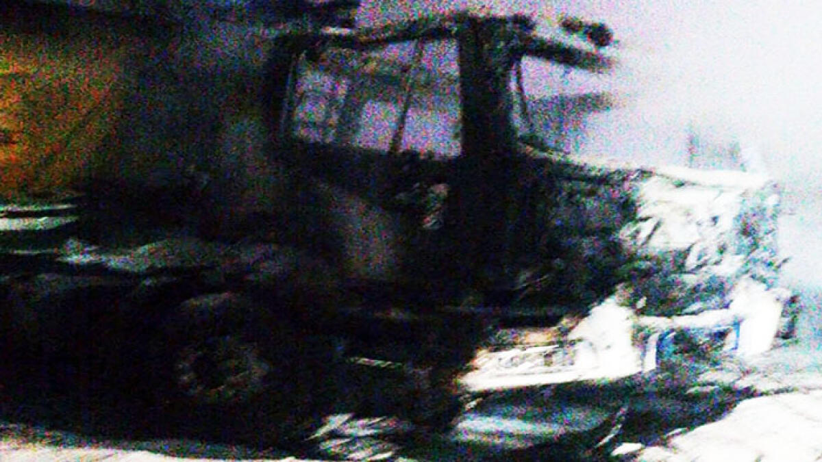 Le fiamme distruggono due camion di un'azienda - 