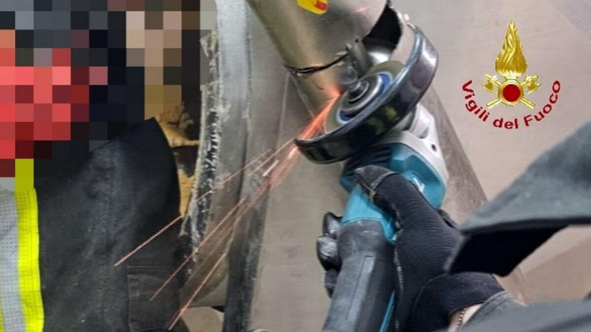 Paura nel laboratorio, ragazza resta incastrata con la mano nell'impastatrice - 