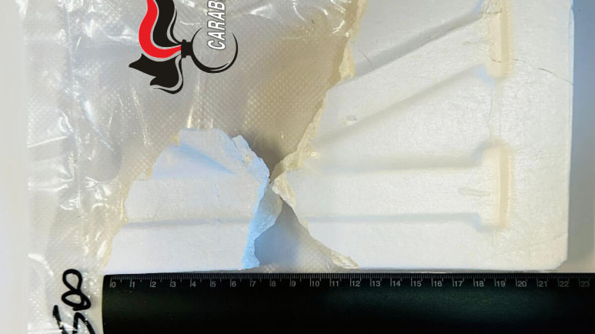 Gira con mezzo chilo di cocaina in auto, bloccato nei Paesi Vesuviani - 