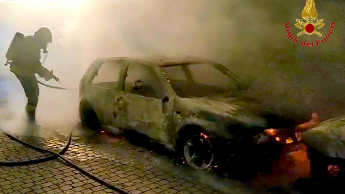 Bruciano due auto nella notte - 