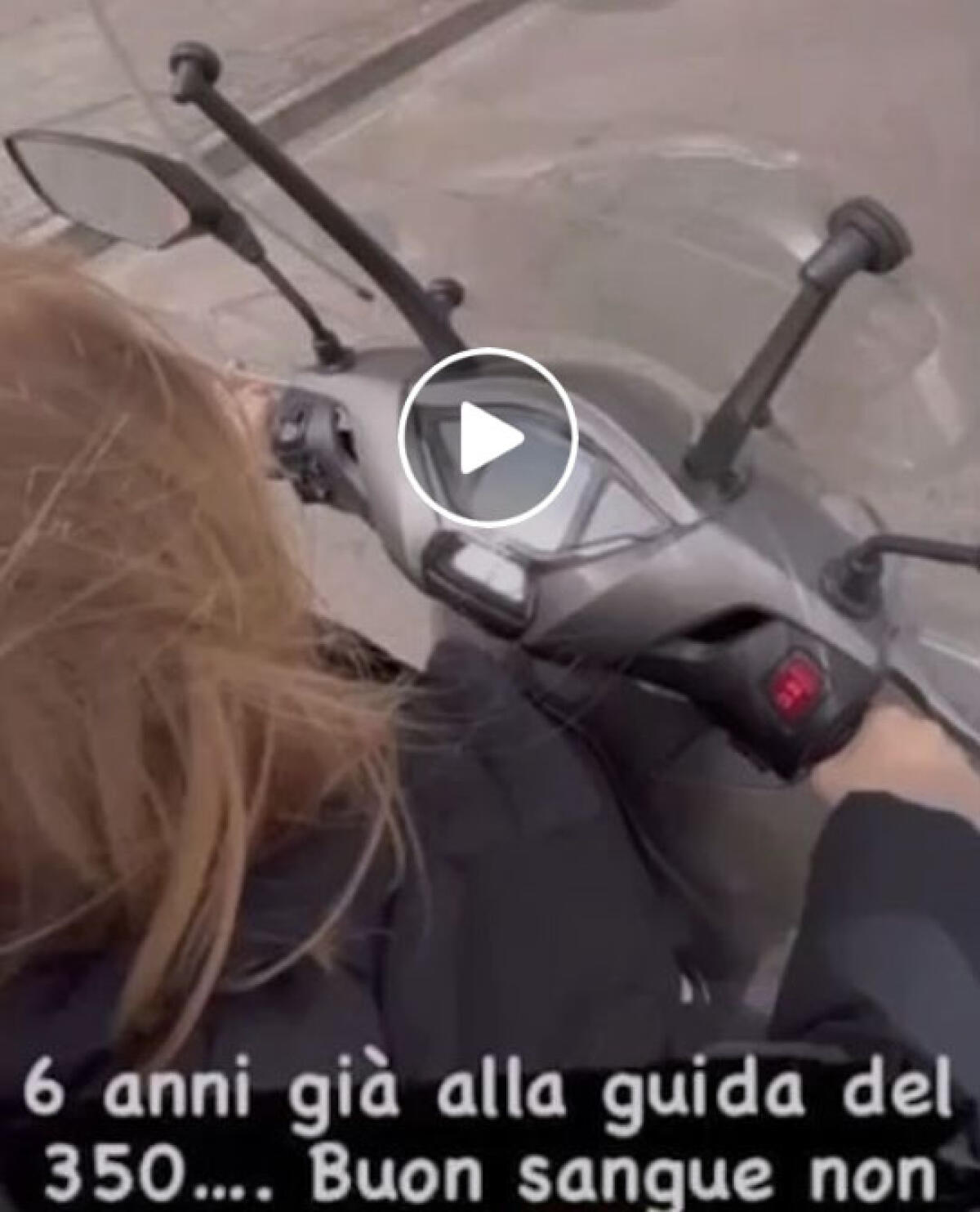 Bimbo di 6 anni guida uno scooter 350: il video sul web - 