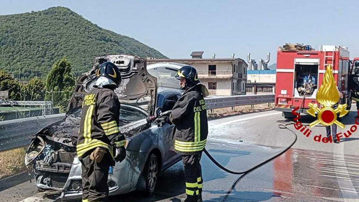 Auto a fuoco sull'A16, un'altra si schianta per evitarla - 