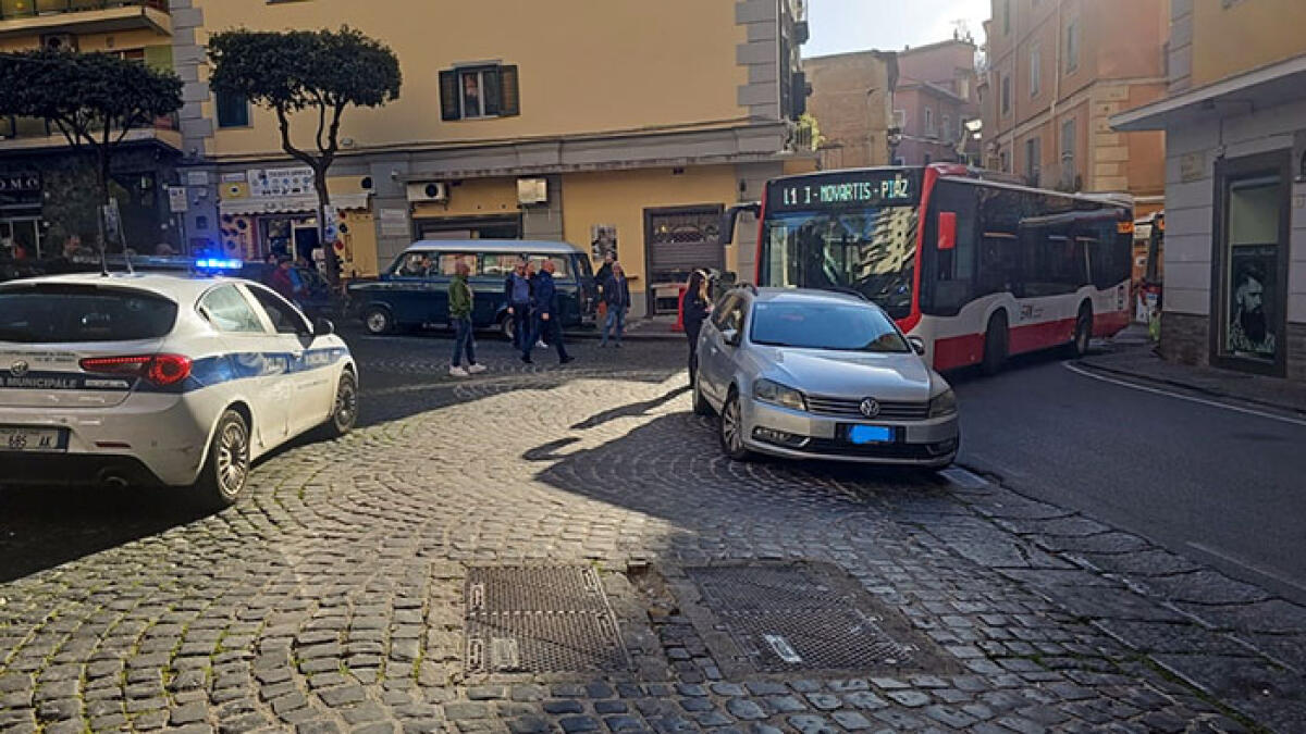 Parcheggia l'auto al centro della strada e se ne va - 