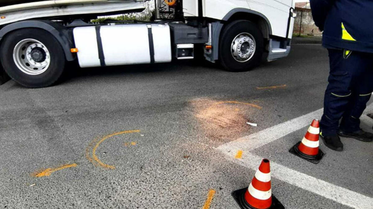 Scontro tra tir e motorino all'imbocco della Statale 268 - 