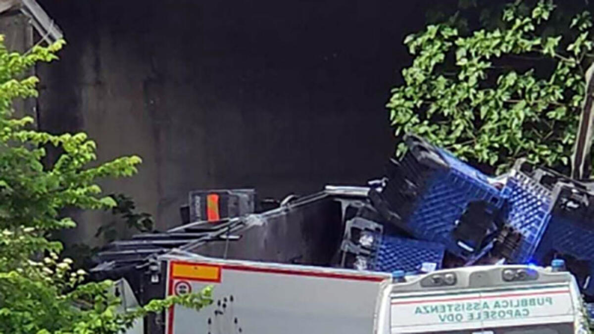 Tir precipita dal cavalcavia della Statale: il camionista è grave - 