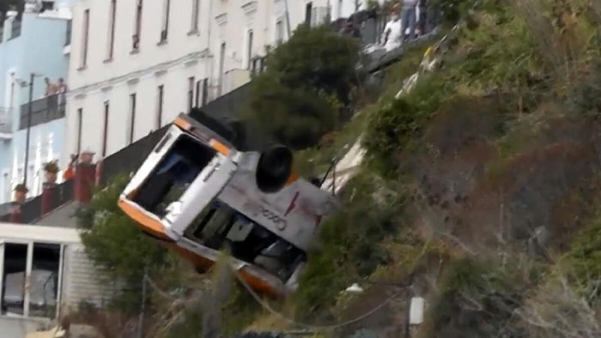 Bus precipitato, autista sbalzato fuori e schiacciato - 