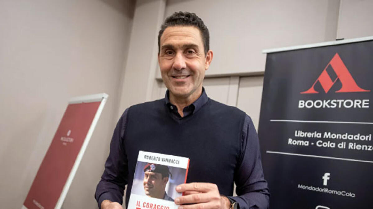 Vannacci sbarca a Napoli per il suo discusso (e discutibile) libro - 