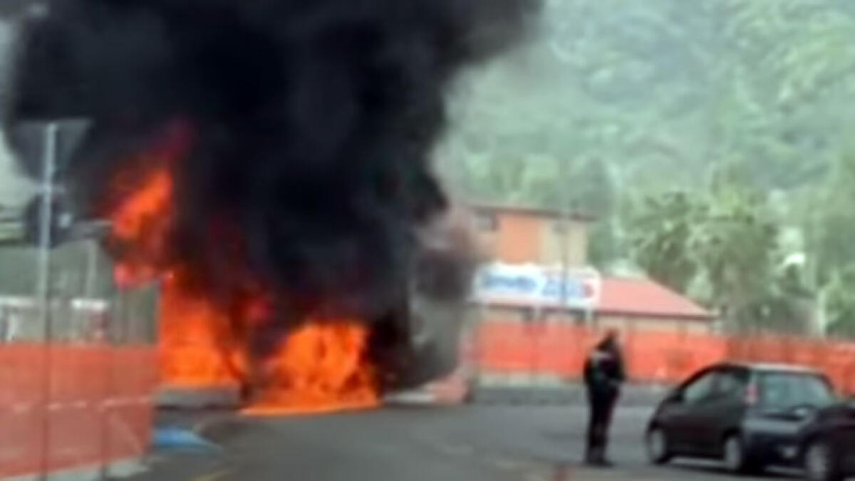 Furgone divorato dalle fiamme a Nocera - 