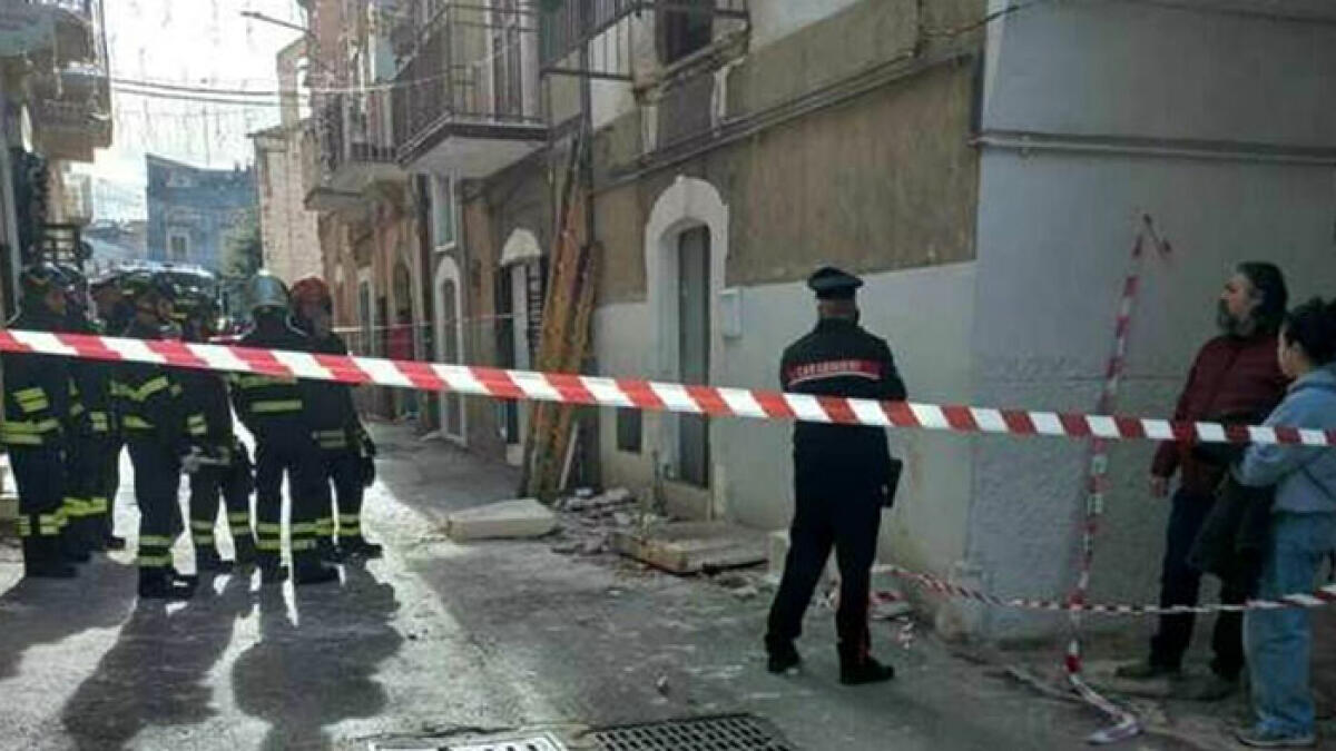 Crolla cornicione nei Paesi Vesuviani, ferita una donna - 