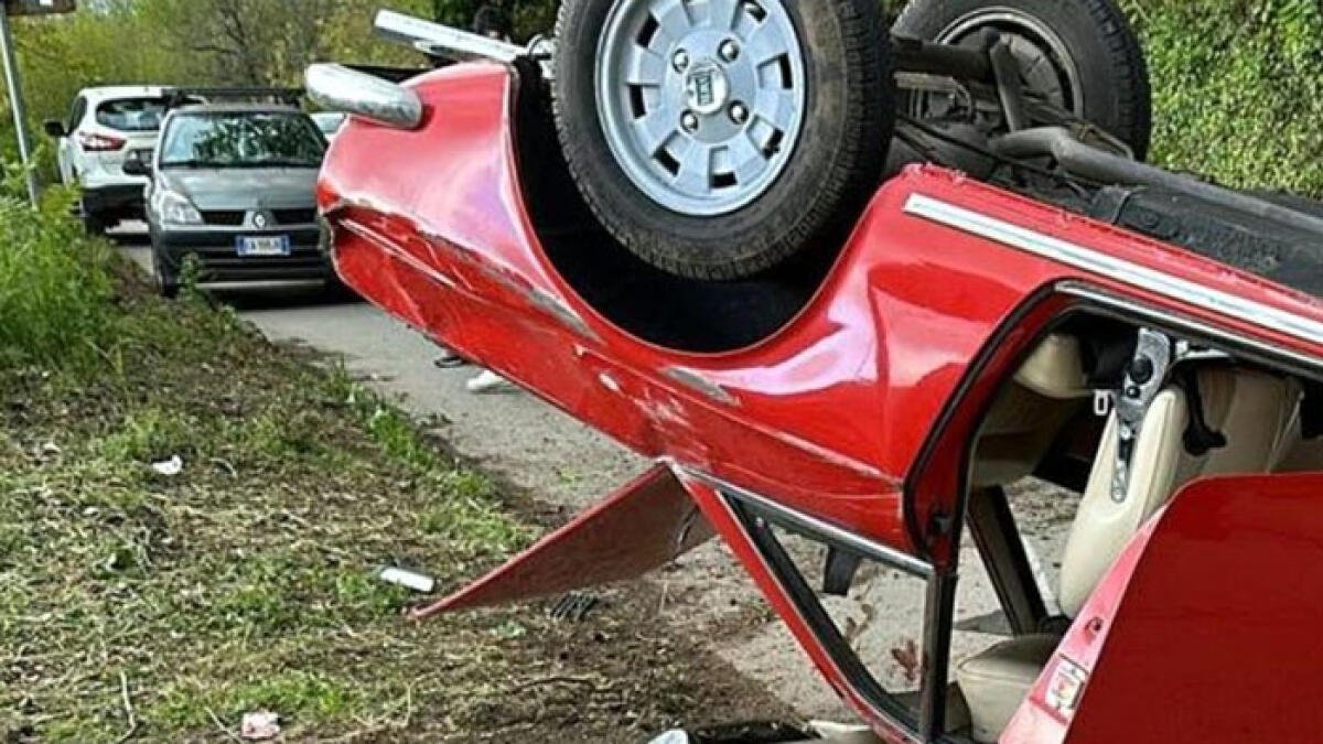 Si ribaltano con l'auto d'epoca: due feriti gravi - 