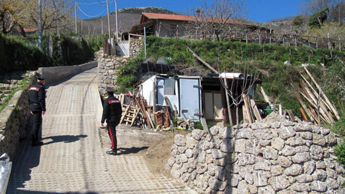 La strada è totalmente abusiva, denunciati in sei - 