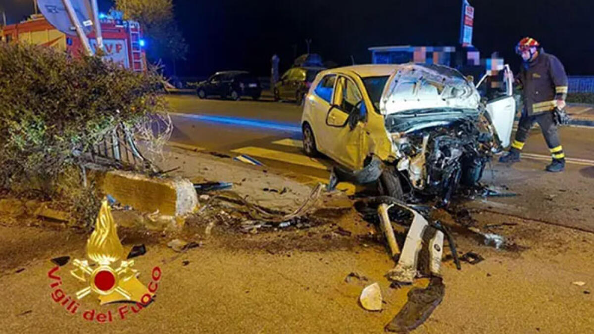 Terribile frontale nella notte: due auto distrutte - 