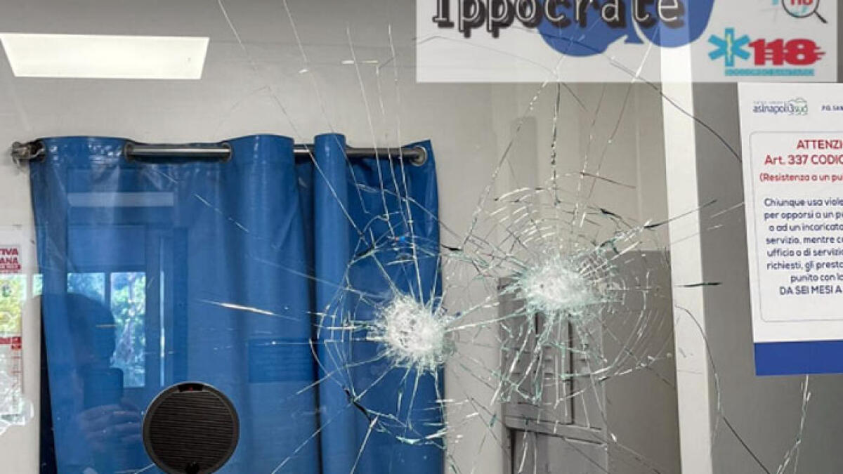 Armato di bastone distrugge il pronto soccorso di Nola e ferisce gli operatori - 