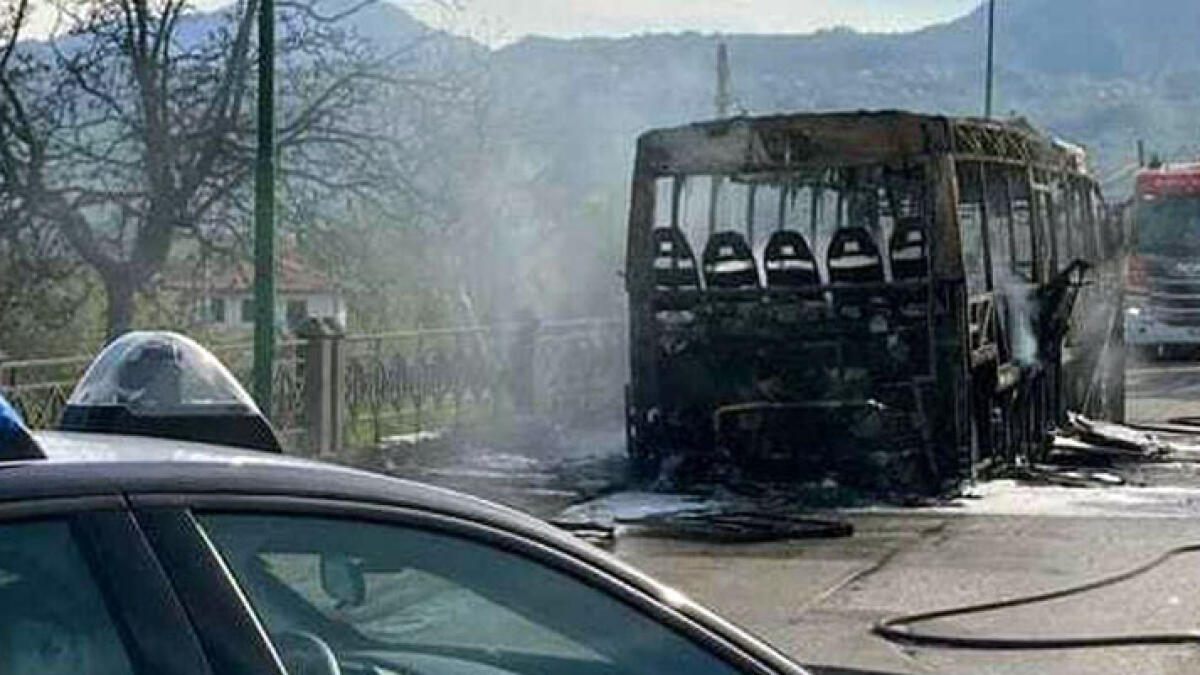 Autobus divorato dalle fiamme - 