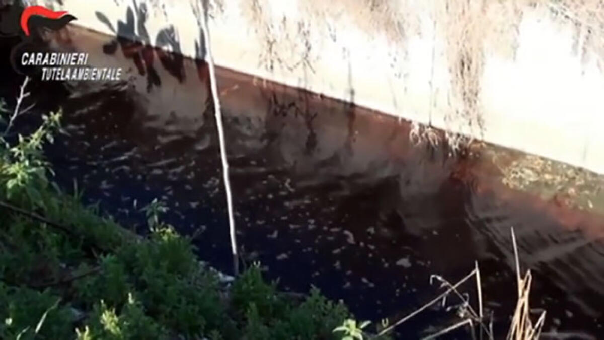 Deposito di rifiuti sulle sponde vesuviane del Fiume Sarno - 