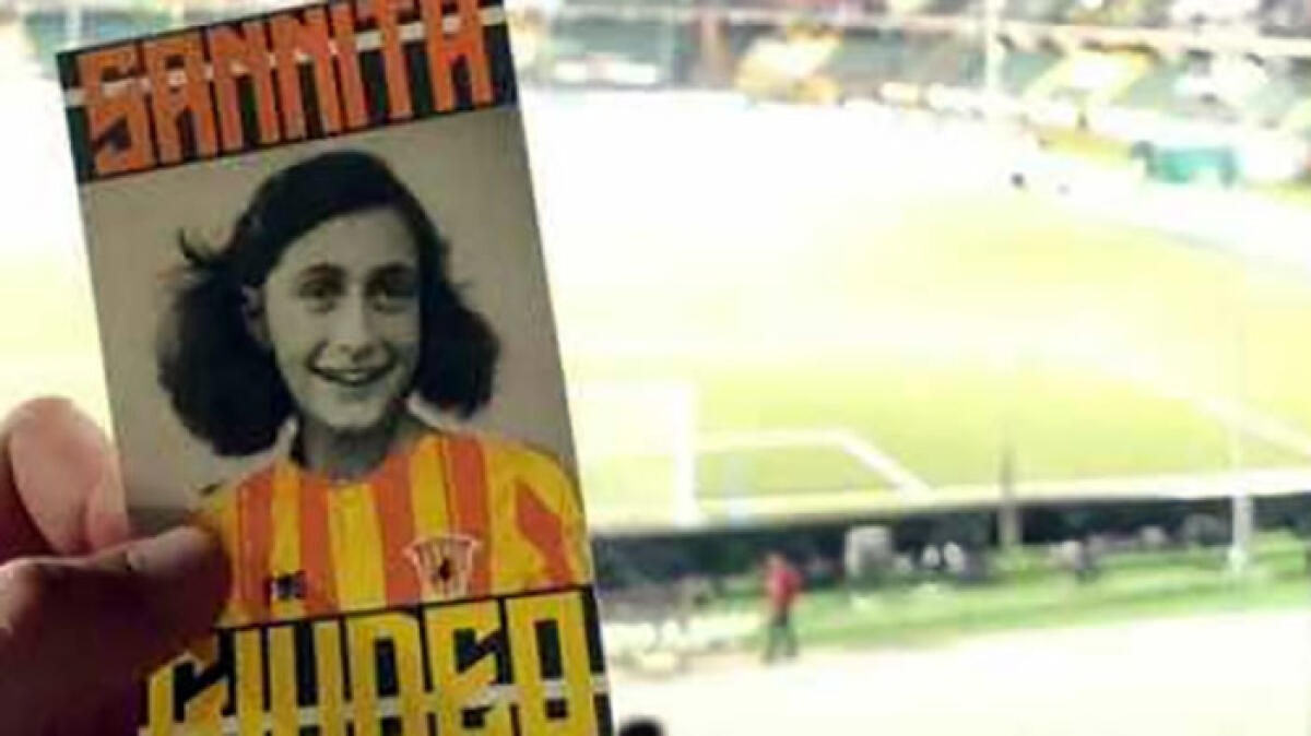 Sdegno allo stadio: Anna Frank con la maglia del Benevento durante il derby con l'Avellino - 