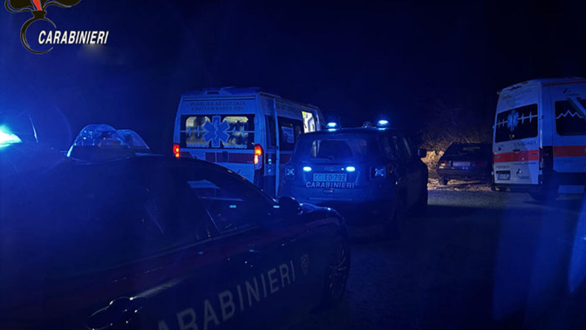 Incidente fra tre auto, una si ribalta dopo lo schianto - 