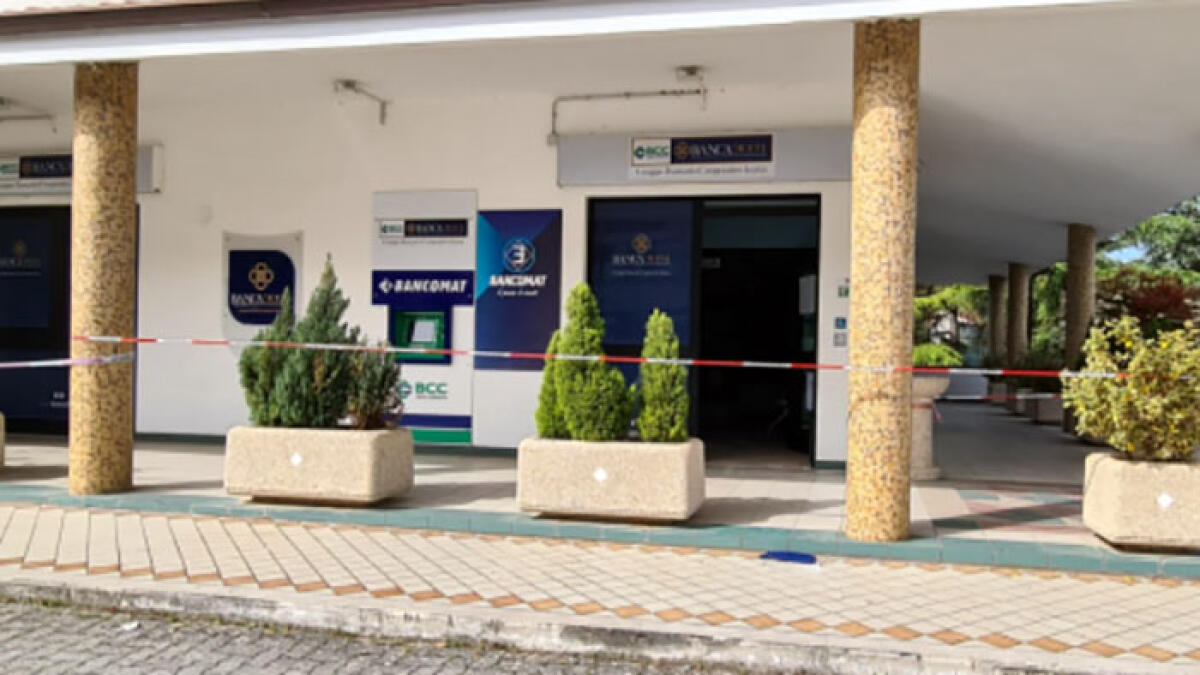 Colpo in banca, ladri portano via una cassaforte - 