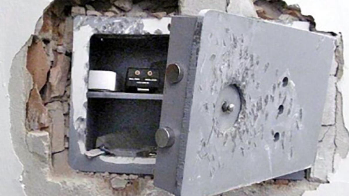 Casa svaligiata, i ladri portano via una cassaforte dal muro - 