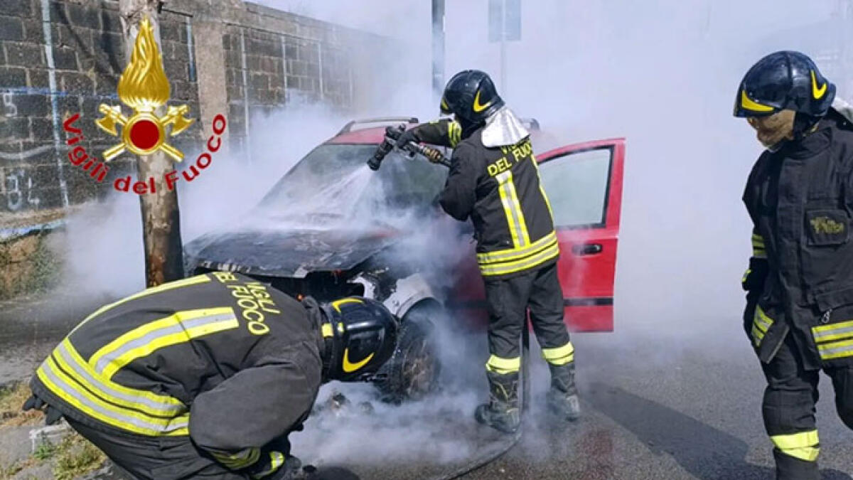 L'auto va in fiamme mentre una donna guida: momenti di panico - 