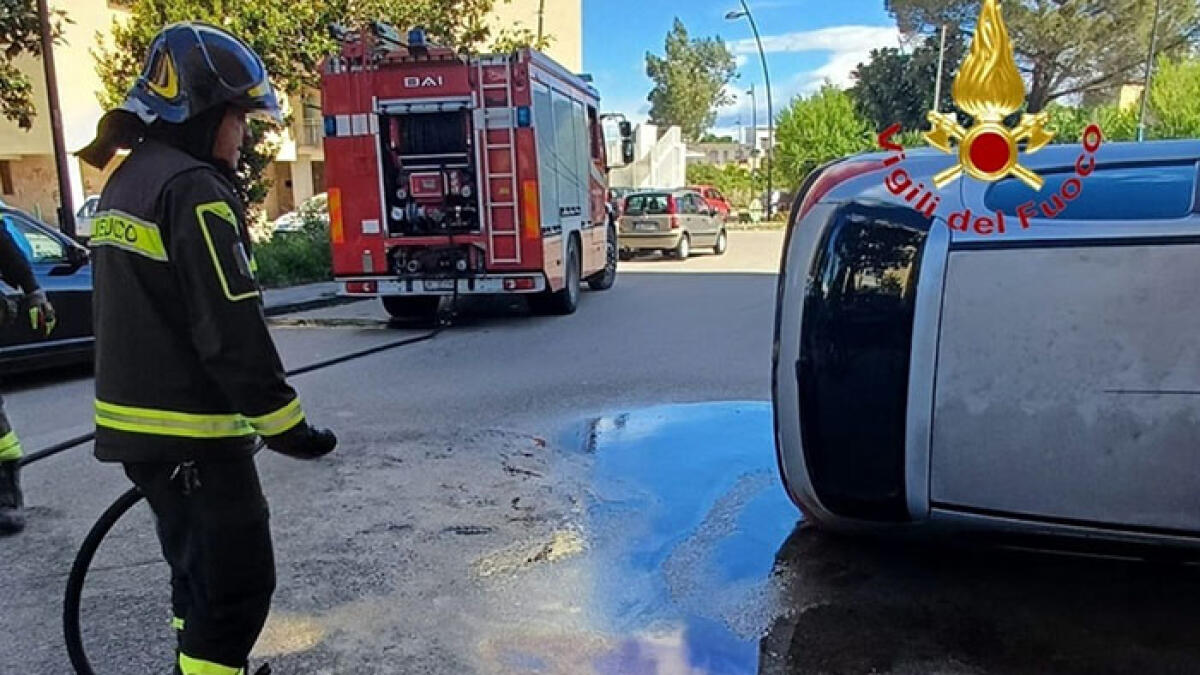 Scafati, auto ribaltata a braccia: è un messaggio al proprietario - 