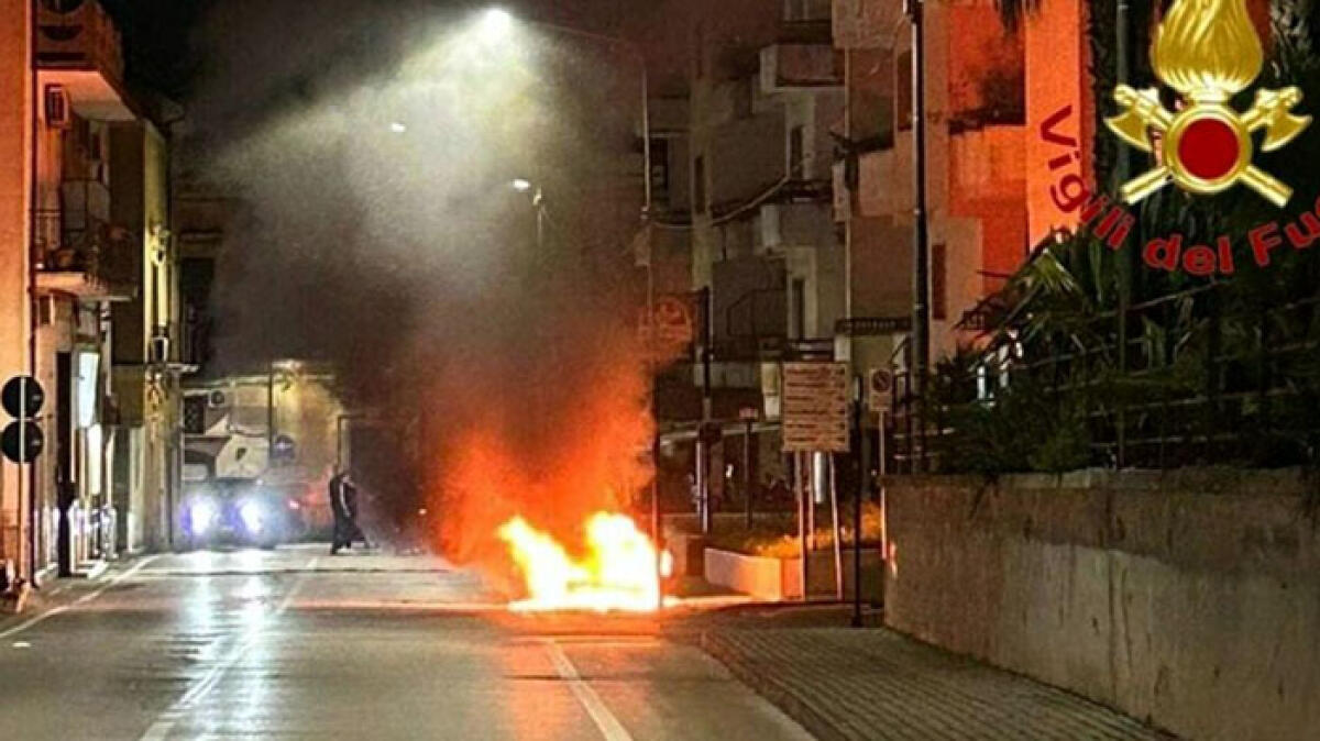 Auto in fiamme nel cuore di San Valentino Torio - 